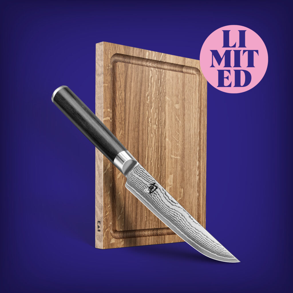 Das KAI Steakmesser+ Steakbrett "THE MAGIC KAI WISHLIST 2025" ist auf einem tiefblauen Hintergrund abgebildet, mit einem rosa Kreis in der Ecke, auf dem in fetten Buchstaben "LIMITED" steht.