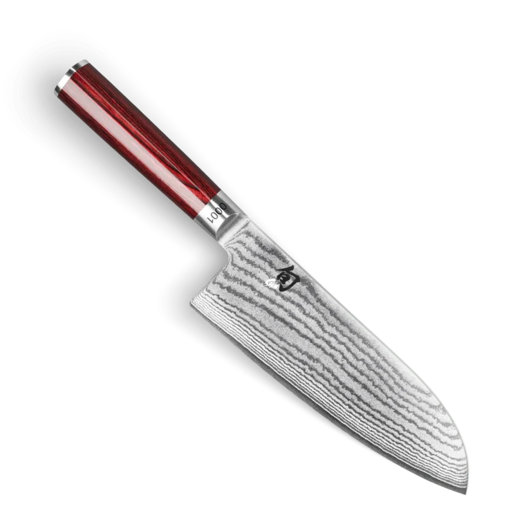Das KAI X-MAS SELECTION DREAMBOX Shun Classic Red Santoku verfügt über ein markantes Santoku-Design mit einer atemberaubenden Klinge mit Damastmuster und einem polierten rotbraunen Griff vor einem kräftigen schwarzen Hintergrund.