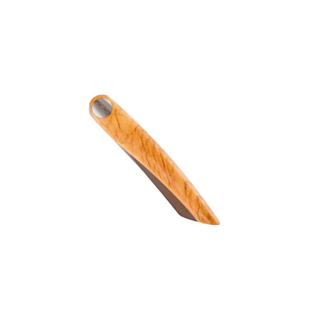 Eine Schrägansicht eines hölzernen Türstoppers Nesmuk Soul Folder, der sein elegantes Marmormuster zur Schau stellt. Er hat ein schräges Design mit einer schmalen, länglichen Form und einem Loch am dickeren Ende zum einfachen Anfassen oder Aufhängen. Er ist aus Fassholzbrett gefertigt. Die sichtbare Holzmaserung und -struktur tragen zu seiner natürlichen Ästhetik bei.
