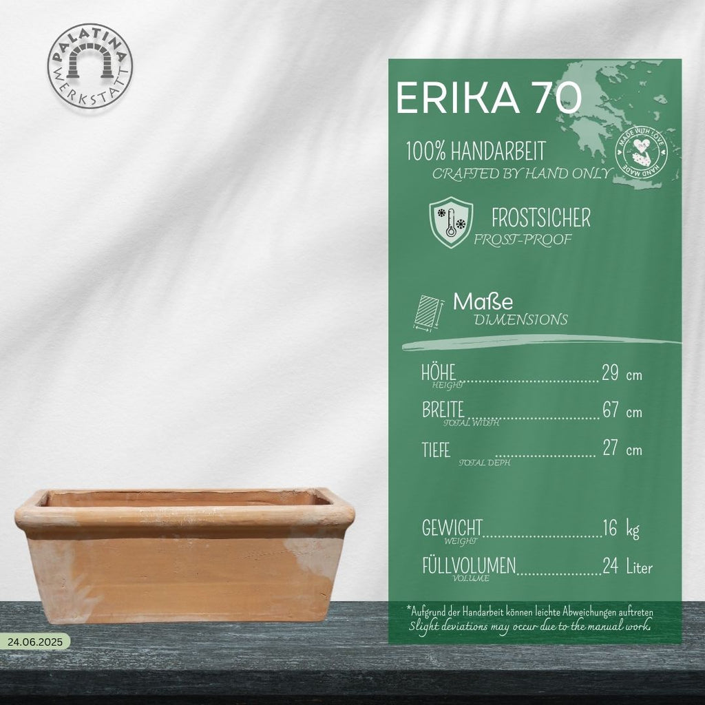 Ein Pflanzkübel rechteckig Terrakotta "Erica" (rechteckig, L=70 cm) steht auf einer dunklen Fläche. Daneben zeigt eine deutsche Tabelle die Höhe, Breite, Tiefe und das Fassungsvermögen an.