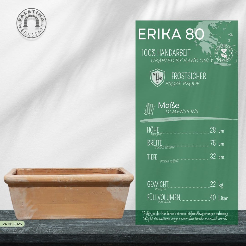 Der große rechteckige XXL Balkonkasten Terrakotta "Erica" (L=80cm) steht auf dunklem Untergrund. Ein grünes Infoboard zeigt Maße und Features: 28cm hoch, 80cm breit, 32cm tief, 22kg, 40L Volumen, handgefertigt, frostfest.