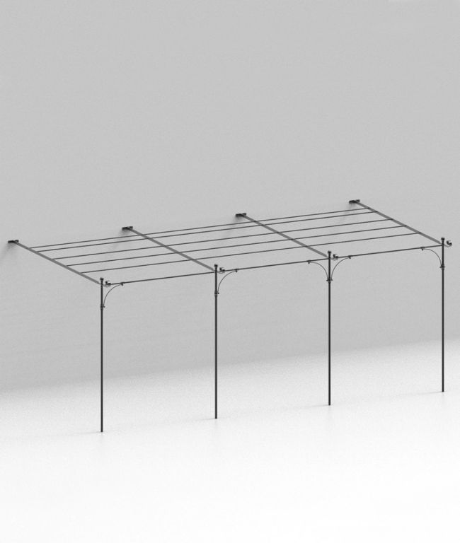 Der schwarze Pergolarahmen aus Metall Lineare Anbaupergola Solaire mit seinen drei Abschnitten zeichnet sich durch ein minimalistisches Design und elegant geschwungene Stützen an den oberen Ecken aus. Diese Struktur steht vor einem schlichten, hellgrauen Hintergrund.