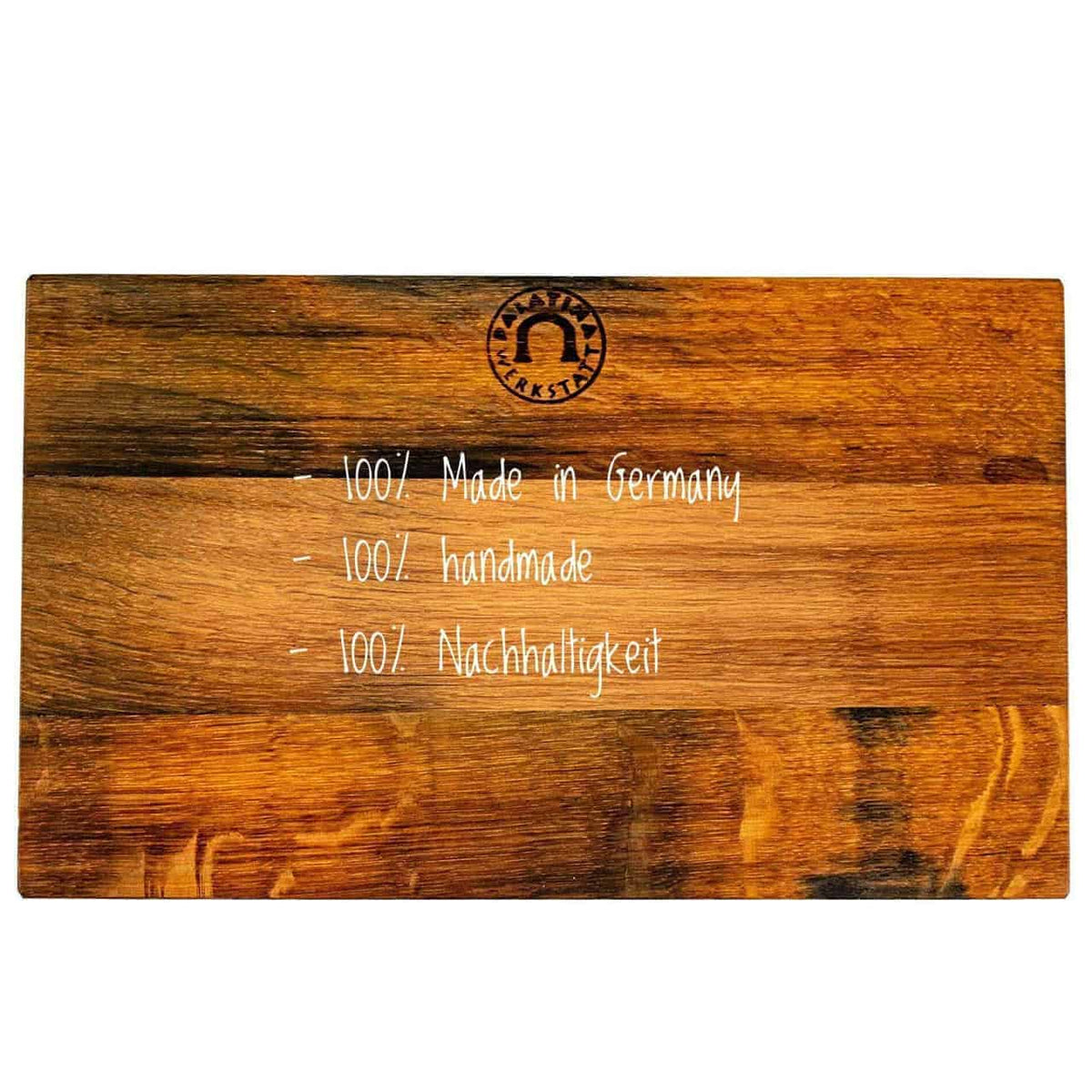 Ein Schneidebrett aus Holz mit weißem Text darauf. Der Text lautet: „100 % Made in Germany“, „100 % handgefertigt“ und „100 % Nachhaltigkeit“. Das Schneidebrett hat oben in der Mitte ein Logo oder Markenzeichen. Das Holz hat eine satte, mehrfarbige Oberfläche.