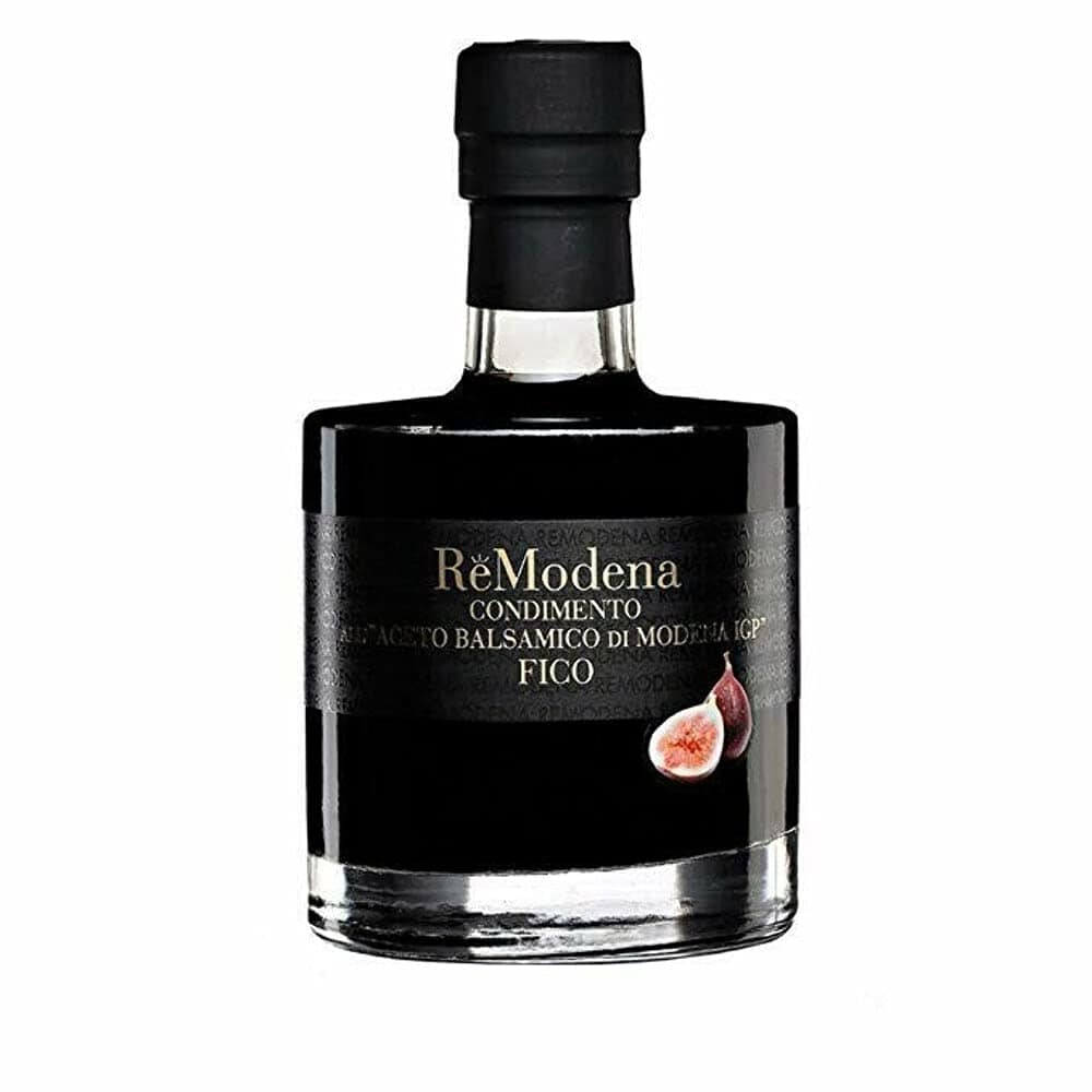 Eine Flasche ReModena Balsamico Essig (250 ml) mit der Aufschrift „Fico“. Die dunkle Glasflasche hat eine charakteristische Form mit rundem Körper und schmalem Hals, obenauf ein schwarzer Deckel. Auf dem Etikett ist ein Bild von Feigen zu sehen.