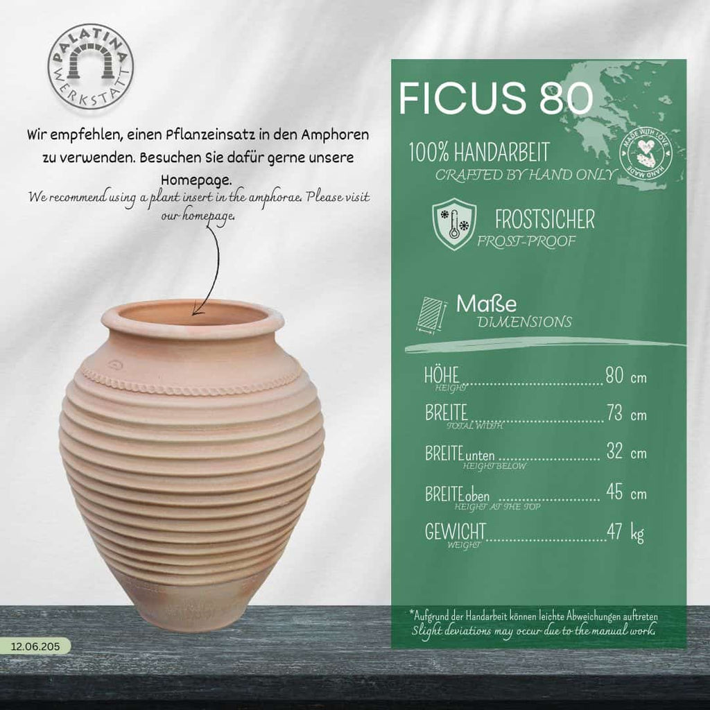 Eine handgefertigte, gerippte Terrakotta-Frostfeste Dekorationsamphore "Ficus" (H=80cm, 57cm breit, 47kg) steht auf einem Tisch, daneben ein deutscher und englischer Text, der die Frostbeständigkeit und Handwerkskunst beschreibt.