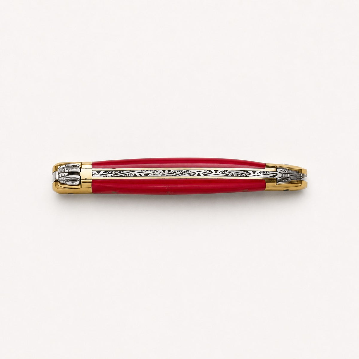 Ein geschlossenes rot-goldenes Taschenmesser mit silbernen Zierelementen entlang des Rückens, horizontal auf einem schlichten weißen Hintergrund dargestellt.