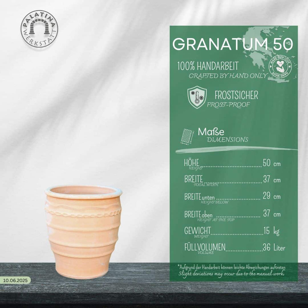 Der Terracotta Blumentopf "Granatum", 50cm, steht auf einer dunklen Fläche neben einer grünen Tafel, die seine handwerkliche Qualität, seine Frostbeständigkeit und seine exakten Maße hervorhebt, alles in deutscher Sprache beschrieben.
