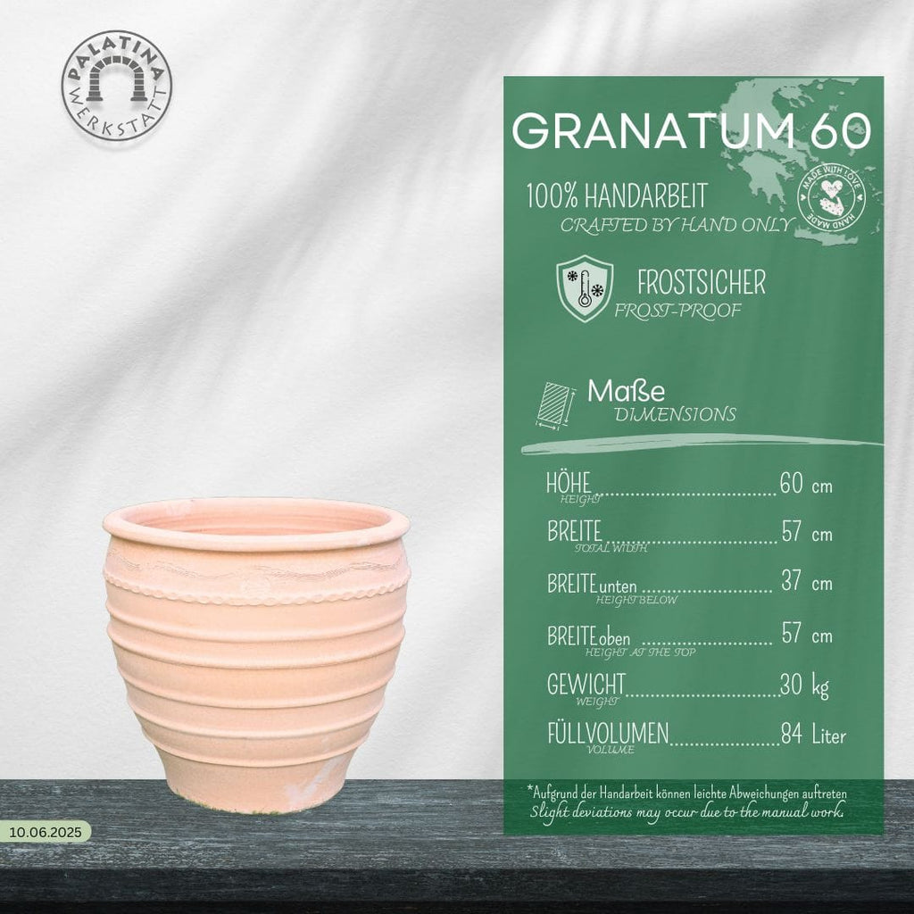 Ein heller, gerippter Keramik-Pflanztopf steht auf einer dunklen Holzoberfläche. Eine grüne Infotafel hebt die handgefertigte Qualität, die Frostbeständigkeit und die Maße des Frostfester Blumentopf "Granatum" 60cm hervor: 60 cm hoch, 84 Liter, alles auf Deutsch.