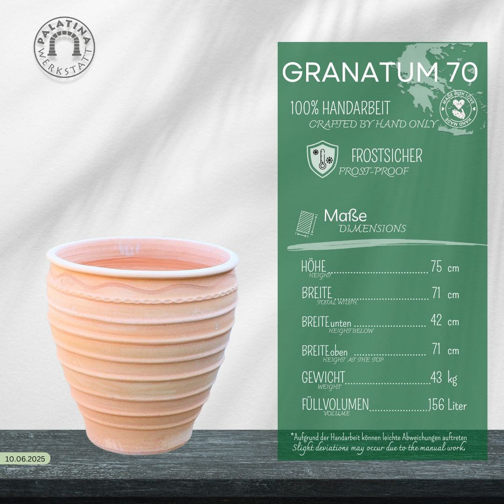 Ein großer, beiger, gerippter Keramik-Pflanzkübel "Granatum" 70cm steht auf einer dunklen Holzfläche. Die Produktangaben in deutscher Sprache heben das frostsichere, handgefertigte Design und das Fassungsvermögen von 156 l hervor.