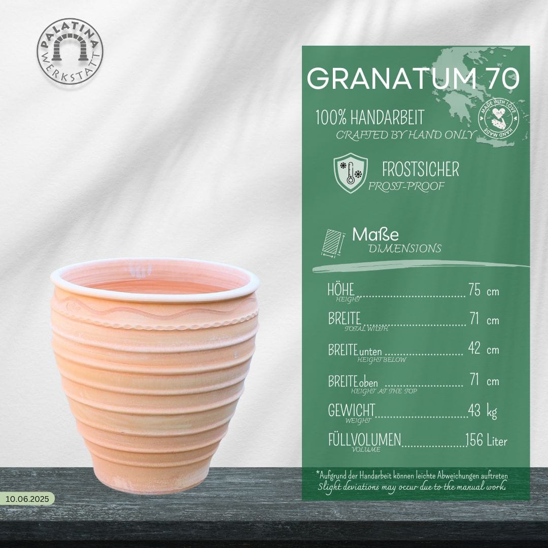Ein großer, beiger, gerippter Keramik-Pflanzkübel "Granatum" 70cm steht auf einer dunklen Holzfläche. Die Produktangaben in deutscher Sprache heben das frostsichere, handgefertigte Design und das Fassungsvermögen von 156 l hervor.