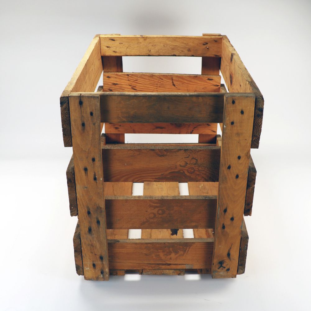 Wir präsentieren die Vielseitige Weinkiste im Vintage-Look! Diese vielseitige Holzkiste misst 48 x 32 x 38 cm und hat ein charmantes verwittertes Aussehen mit vier Lattenseiten und offenem Boden. Das Holz weist Gebrauchsspuren auf, darunter sichtbare Maserungen und Äste, die zu seiner rustikalen, majestätischen Ästhetik beitragen, die an eine alte Weinkiste erinnert. All dies steht vor einem glatten weißen Hintergrund, wodurch sie sich perfekt als Regal, Schuhregal oder dekoratives Element eignet.
