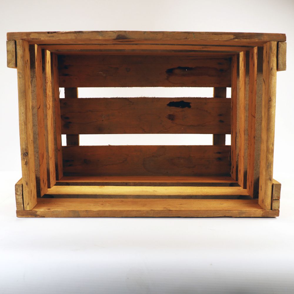 Eine vielseitige Weinkiste im Vintage-Look steht aufrecht vor einem schlichten weißen Hintergrund. Die Kiste hat ein offenes Lattendesign mit sichtbarer Abnutzung und natürlicher Holzmaserung. Ihre Struktur besteht aus horizontalen und vertikalen Holzbrettern, die eine kastenartige Form bilden, perfekt, um jedem Raum einen Vintage-Look zu verleihen, und misst 48 x 32 x 38 cm.