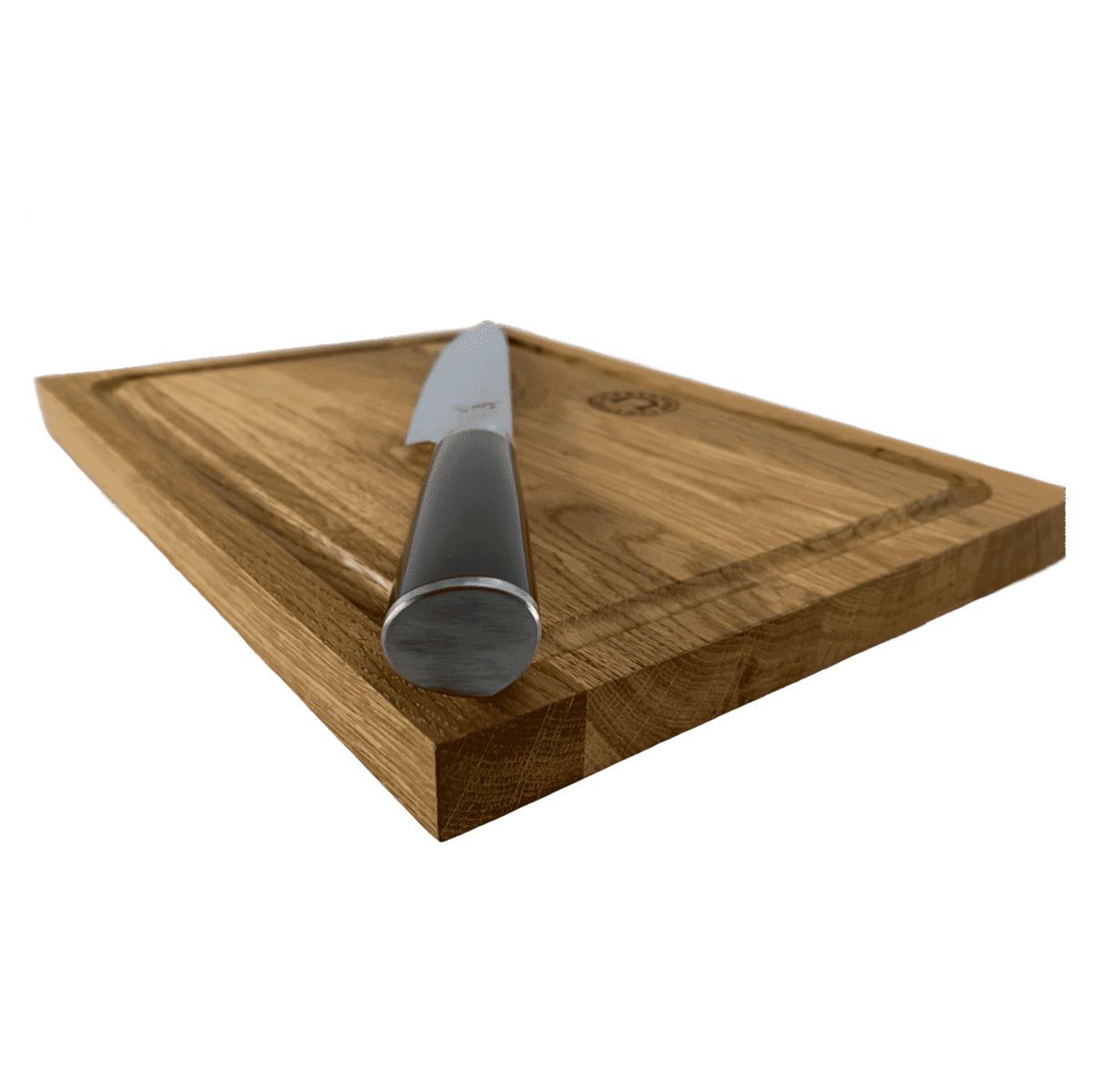 Ein Kai Shun Classic DM-0704 Schinkenmesser mit einer 23 cm langen Damastklinge ruht diagonal auf einem 30 x 22 cm großen Eichenschneidebrett. Das Schneidebrett weist eine Rille an den Kanten auf und weist eine natürliche Holzmaserung auf. Das Bild wurde aus einem niedrigen Winkel aufgenommen und konzentriert sich auf den Messergriff.