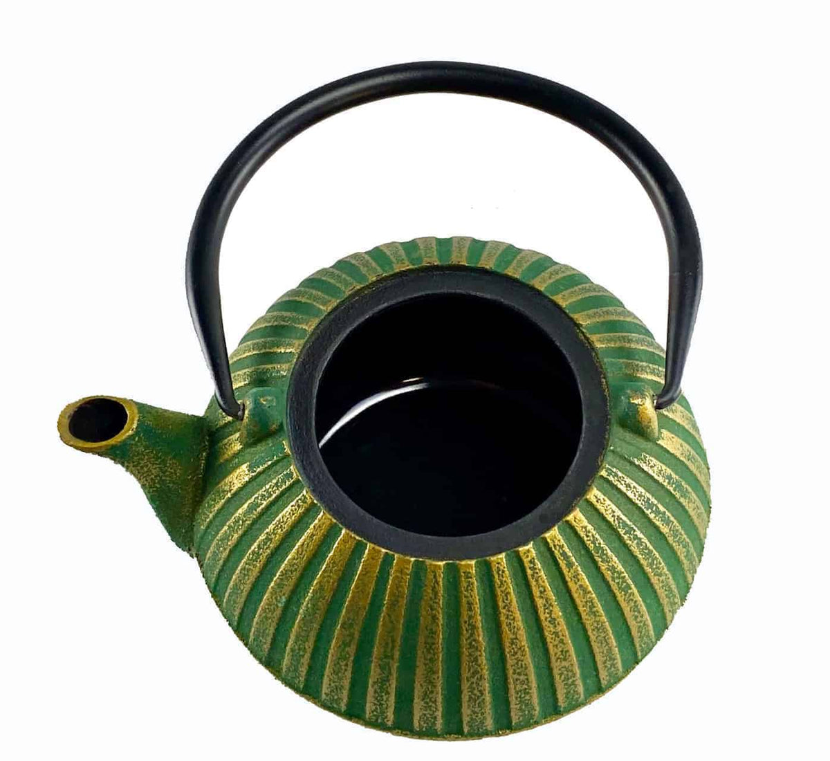 Eine grün-goldene, 0,9 Liter fassende chinesische Yini-Teekanne hat eine gerippte, strukturierte Oberfläche und einen großen schwarzen Griff. Das Innere ist von oben sichtbar und zeigt einen dunklen, offenen Ausguss und eine breite Öffnung oben. Diese elegante Gusskanne hat einen durchdacht platzierten Ausguss auf der linken Seite.
