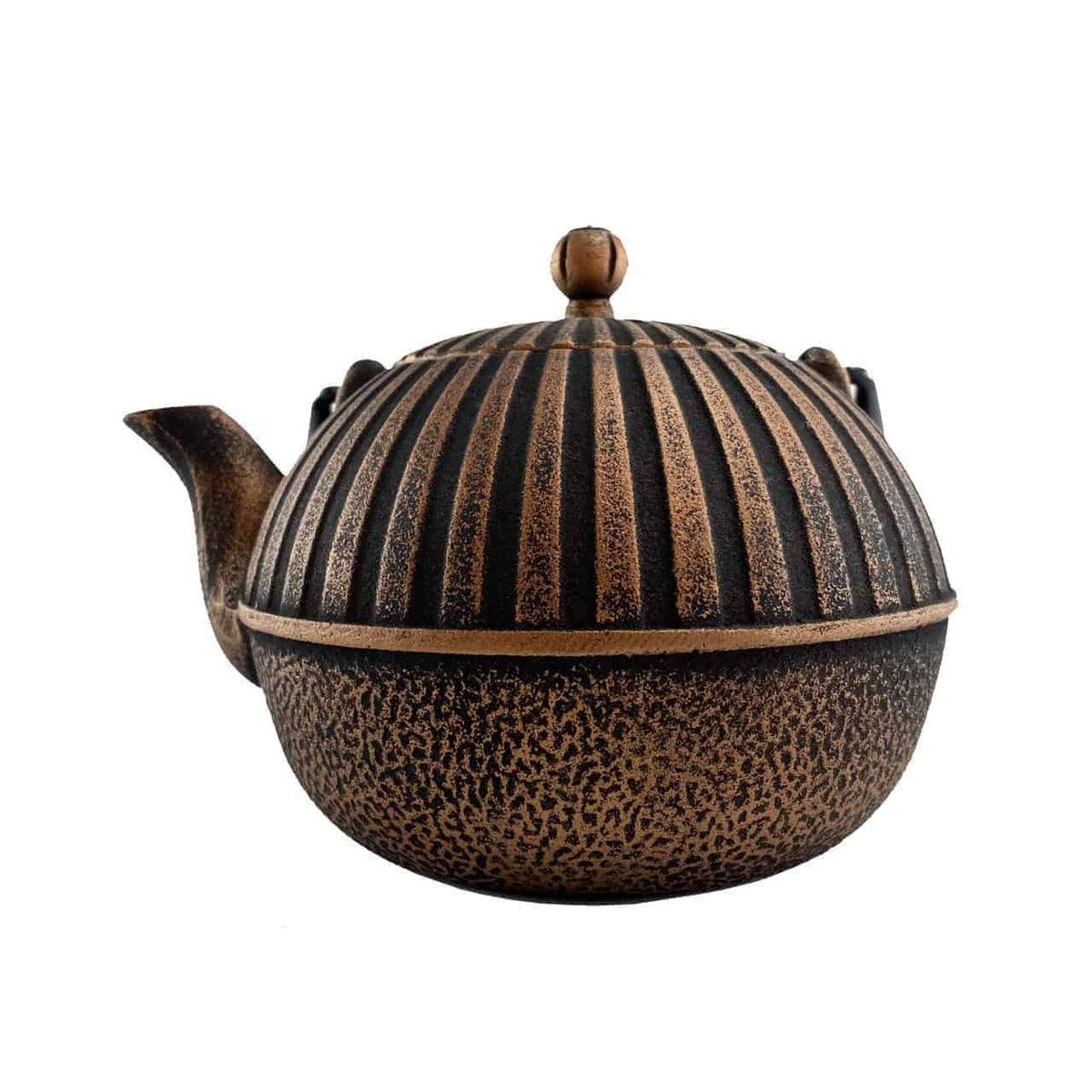 Eine chinesische Vintage-Teekanne, Modell: Yini, aus strukturiertem Metall mit einem gerippten Muster auf dem Deckel und dem oberen Korpus. Diese exquisite schwarz-goldene Gusskanne hat einen kurzen Ausguss auf der linken Seite und einen kleinen Knopf oben auf dem Deckel. Die Oberfläche hat ein rustikales Bronze-Finish und ein Fassungsvermögen von 0,9 Litern.