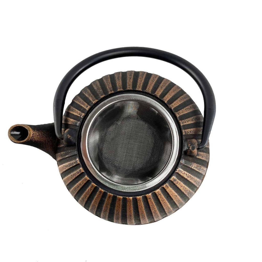 Eine Draufsicht auf die chinesische Teekanne, Gusskanne, Modell: Yini, die ein rustikales, geripptes Metalldesign mit runder Form aufweist. Die Teekanne hat einen schwarzen Griff und enthält im Inneren durch den offenen Deckel ein sichtbares Sieb aus Metallgeflecht. Der Ausguss ist schmal und leicht gebogen. Die Oberfläche erinnert an traditionelle chinesische Teekannen und weist eine verwitterte, strukturierte braune Oberfläche mit eleganten schwarzen und goldenen Akzenten auf.