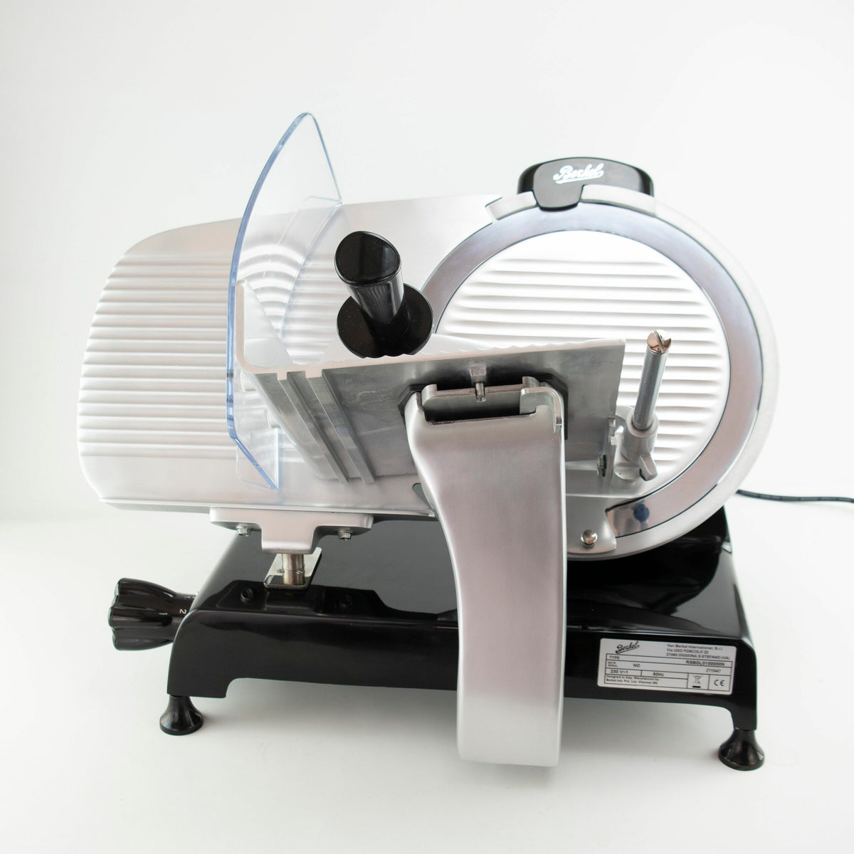 Der abgebildete elektrische Aufschnittschneider ist die Berkel Red Line 300 Schwarz, eine originale Profi-Aufschnittmaschine mit einem Messerdurchmesser von 300 mm. Sie besticht durch ein schlankes Design mit einem großen runden Messer, einem transparenten Schutzgitter und einem silbernen Griff. Auf einem schwarzen Sockel montiert und mit einem Fassholz-Einlegebrett versehen, steht dieser hochwertige Aufschnittschneider einsatzbereit vor einem sauberen weißen Hintergrund.