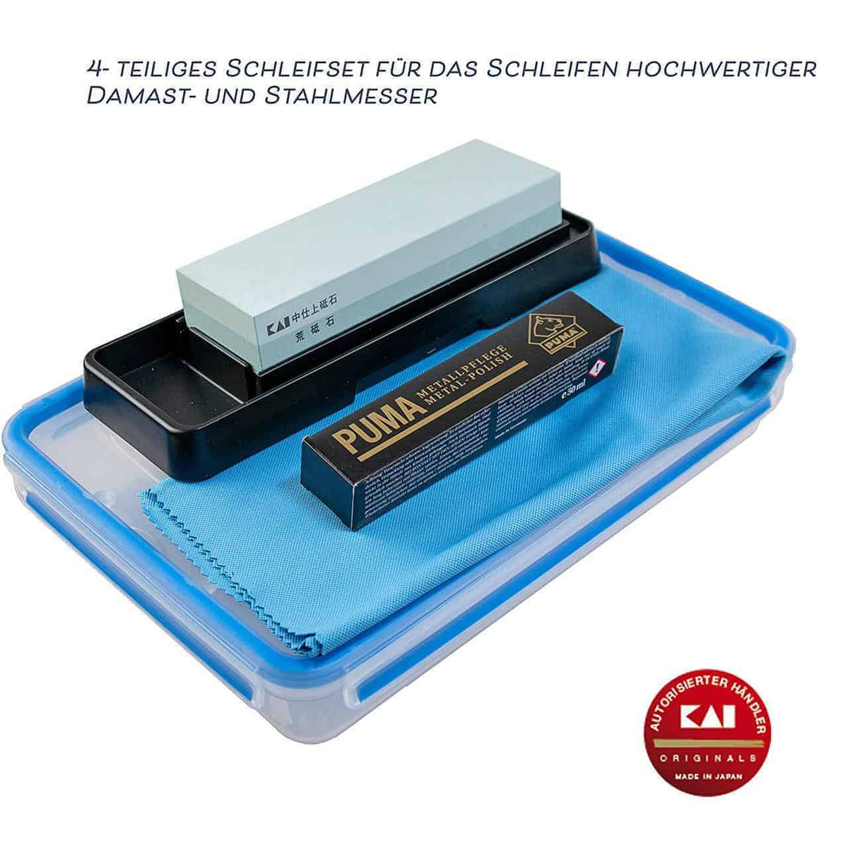 Das Bild zeigt ein vierteiliges Kai Schleif- und Pflegeset, darunter ein Kombinationsschleifstein AP-0305 Wetzstein in einem schwarzen Halter, ein PUMA Polierzubehör, ein blaues Reinigungstuch und ein Etui mit blauem Deckel. Der deutsche Text auf dem Bild besagt, dass das Set zum Schärfen hochwertiger Damaszener- und Stahlmesser geeignet ist.
