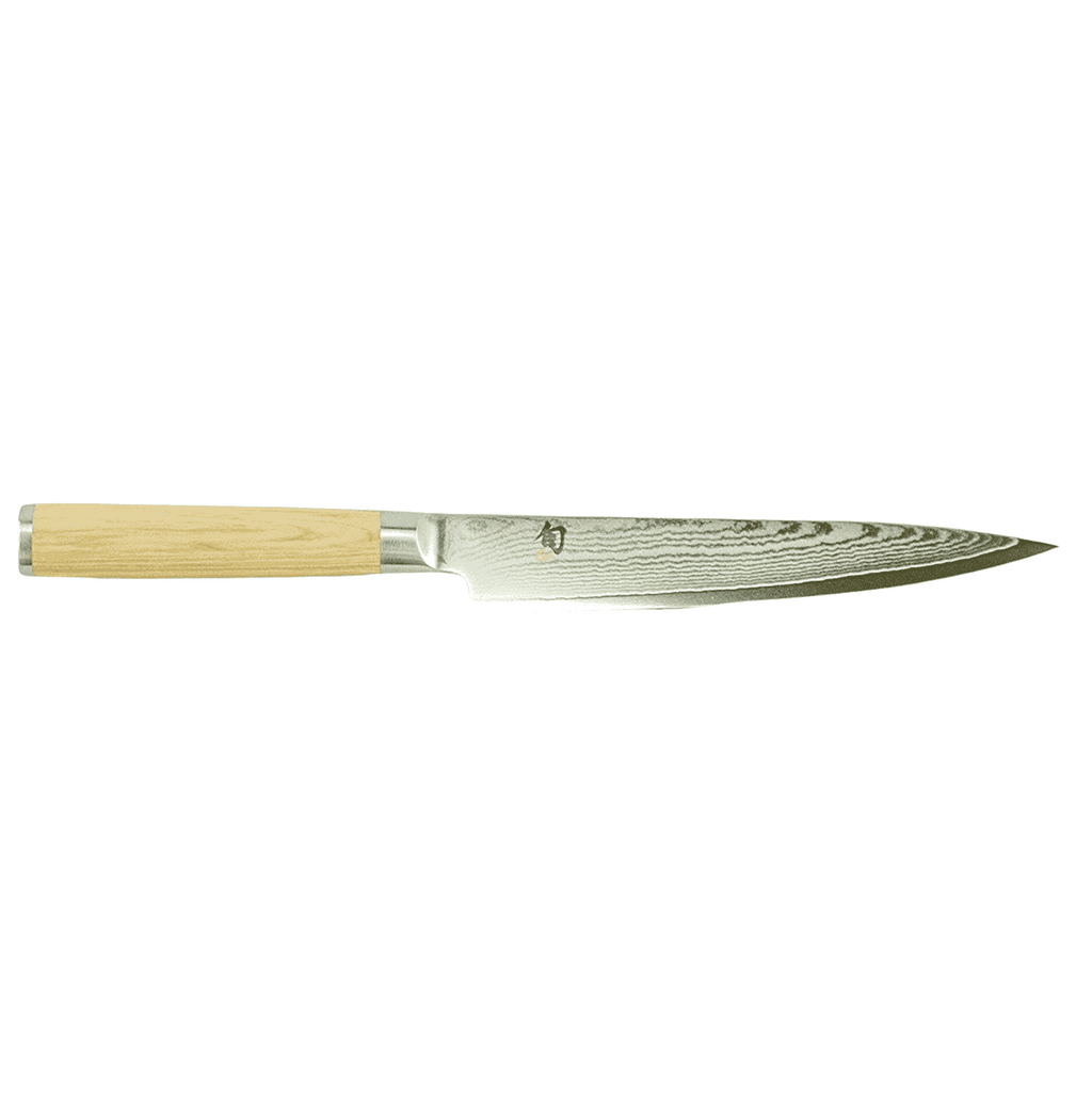 Das Kai Shun Classic White DM-0704W Schinkenmesser verfügt über eine 23 cm lange Damastklinge und einen hellen Holzgriff, wodurch es sich perfekt für präzise Schneidarbeiten eignet. Dieses gut verarbeitete Messer im japanischen Stil hat eine scharfe, spitze Spitze und wird durch ein 30 x 18 cm großes Fassholz-Küchenbrett ergänzt, das sowohl Eleganz als auch Funktionalität in Ihre Küche bringt.