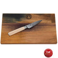Das Kai Shun Classic White DM-0700W Officemesser mit 9 cm langer Damaszenerstahlklinge und hellem Holzgriff sitzt auf einem rechteckigen Schneidebrett aus Weinfassholz mit den Maßen 30x18 cm. Das Schneidebrett trägt oben in der Mitte ein Logo und das Bild wird durch das rote Kai Originals-Logo in der unteren rechten Ecke hervorgehoben, was die Kai Shun Classic-Qualität unterstreicht.