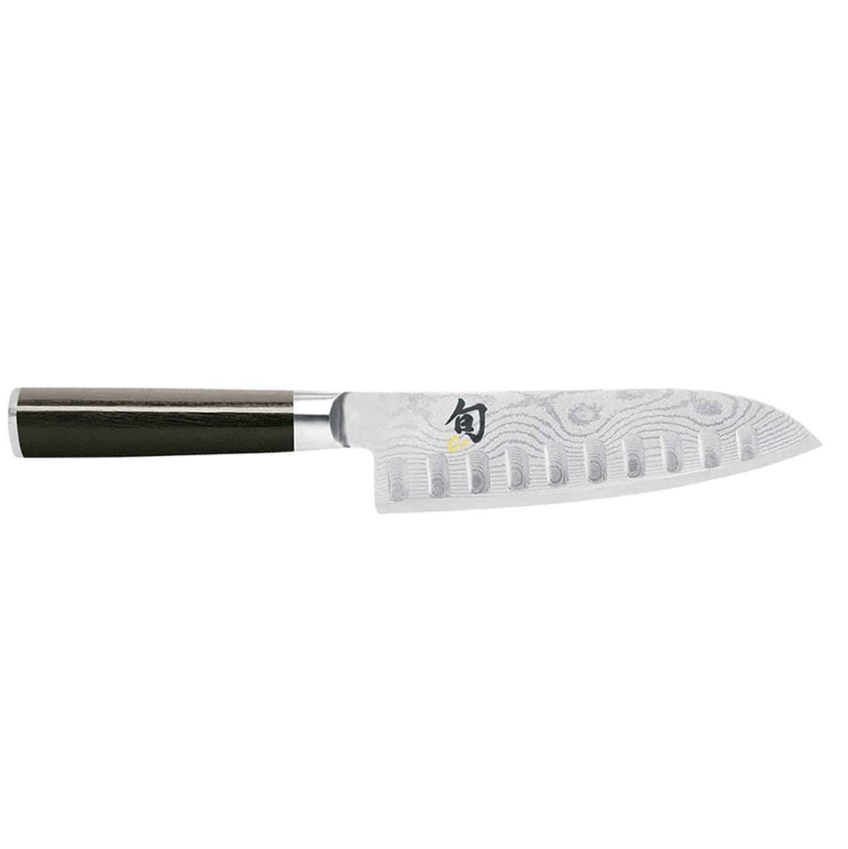 Das Kai Shun Classic Santoku DM-0718 ist ein professionelles Kochmesser mit schwarzem Griff und 18 cm langer silberner Klinge mit markanten Kullenschliff-Einkerbungen. Die Klinge hat eine einzigartige Textur und ist in der Nähe des Griffs mit einem kleinen, farbenfrohen Logo versehen. Es wird außerdem mit einem 34 x 21 cm großen Fassholzbrett geliefert.