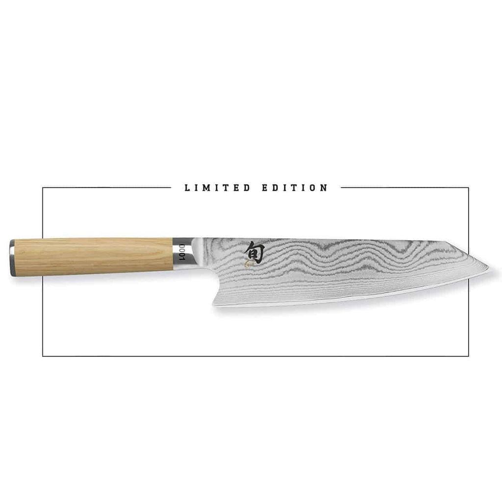 Bild des Kai Shun Classic White DM 0777W Kiritsuke Kochmessers in limitierter Auflage mit einem einzigartigen Wellenmuster auf der Klinge und einem hellen Holzgriff. Die Klinge im Kiritsuke-Stil zeigt ein Logo und das Messer ist zentriert in einem rechteckigen Rahmen auf weißem Hintergrund. Der Text über dem Messer lautet „LIMITED EDITION“. Zusätzlich wird es mit einem handgefertigten Fassholzbrett in den Maßen 30x18 cm geliefert.