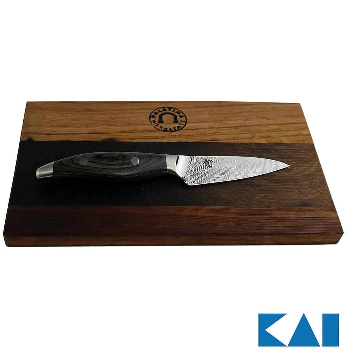 Ein kleines, ultrascharfes Kai Shun Nagare NDC-0700 Officemesser mit dunklem Griff ruht auf einem rechteckigen 25x15 cm großen Schneidebrett aus Fassholz. Das Brett weist in der Mitte ein Logo auf und hat einen kontrastierenden dunklen Holzstreifen. Das Wort „KAI“ ist in blauer Farbe in der Ecke des Bildes dargestellt und weist auf seine Kai Shun Nagare-Herkunft hin.