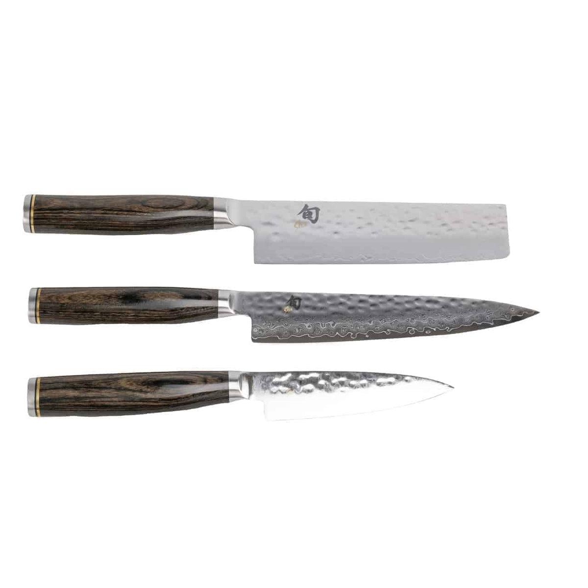Bild von drei Küchenmessern mit aufwendigem Klingendesign und dunklen Holzgriffen. Das obere Messer hat eine rechteckige Klinge, das mittlere Messer ist ein KAI Shun Tim Mälzer Damastmesser mit einer langen, spitzen Klinge und das untere Messer hat eine kleinere, spitze Klinge mit einem strukturierten Muster. Perfekte Ergänzung für jede Messerblock-Ausstellung aus altem Weinfass.