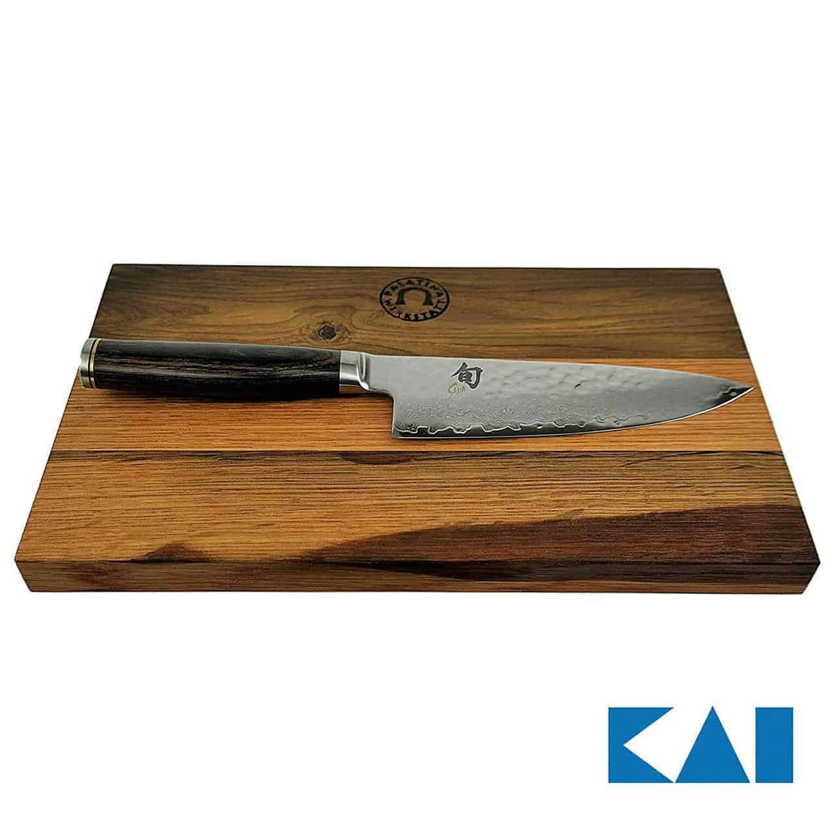 Ein hochwertiges Kai Shun Premier Tim Mälzer TDM-1723 Kochmesser mit dunklem Griff und gemusterter 32-lagiger Damaststahlklinge wird auf einem 30x18 cm großen Fassholz-Schneidebrett präsentiert. Das Schneidebrett hat ein eingraviertes Logo und das Bild enthält in der unteren rechten Ecke die Marke „Kai Shun Premier“, die mit Tim Mälzer in Verbindung steht.