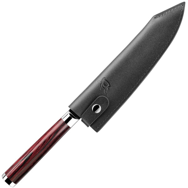 Ein Messer mit poliertem, rötlichem Holzgriff und metallisch glänzendem Kropf steckt teilweise in einer schwarzen Lederscheide. Der obere Teil der Scheide verfügt über einen Knopfverschluss. Dieses exklusive Stück ist Teil der weltweit limitierten (auf 6.000 Stück limitierten) KAI Shun Kohen Anniversary Edition, Modell TBS-0220.