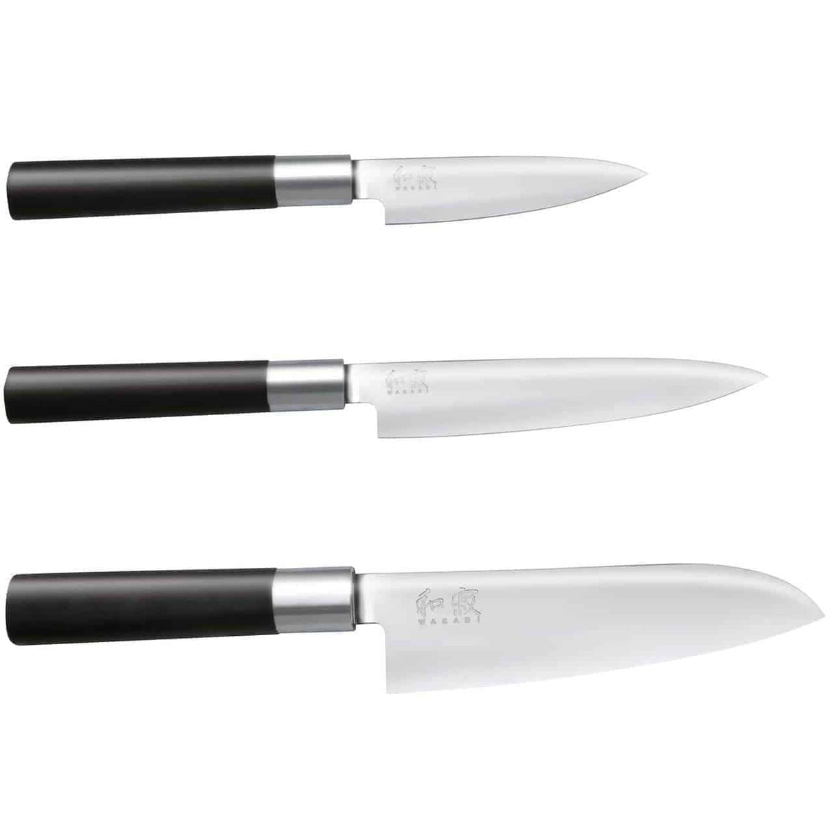 Ein Satz von drei Messern aus der Kai Wasabi Black-Kollektion ist horizontal in einer vertikalen Säule angeordnet und besteht aus einem Officemesser mit einer 10 cm langen Klinge oben, einem Allzweckmesser mit einer 15 cm langen Klinge in der Mitte und einem Santokumesser mit einer 16,5 cm langen Klinge unten. Jedes Messer hat einen schwarzen Griff und eine silberne Klinge mit deutlichen Markierungen in der Nähe des Griffs.