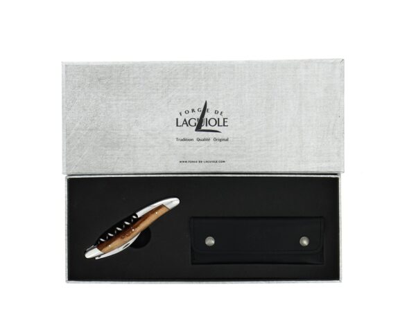 Das Forge De Laguiole Kellnermesser Sommelier wird in einer grauen „Forge de Laguiole“-Box mit Thuja-Holzgriff geliefert und beinhaltet eine schwarze Lederscheide. Das elegante Set wird durch die schwarze Innenseite der Box akzentuiert.