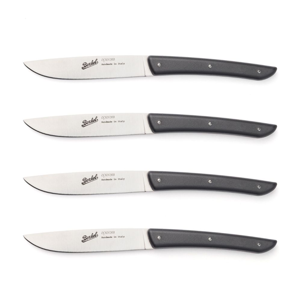 Vier identische BERKEL Steakmesser mit Edelstahlklingen und schwarzen Griffen sind horizontal in parallelen Linien angeordnet. Die Klingen mit der Marke „Berkel“ und „Made in Italy“ unterstreichen den Premium-Charakter dieses 4er-Sets. Die Griffe sind mit zwei silbernen Nieten für ein elegantes Finish versehen.