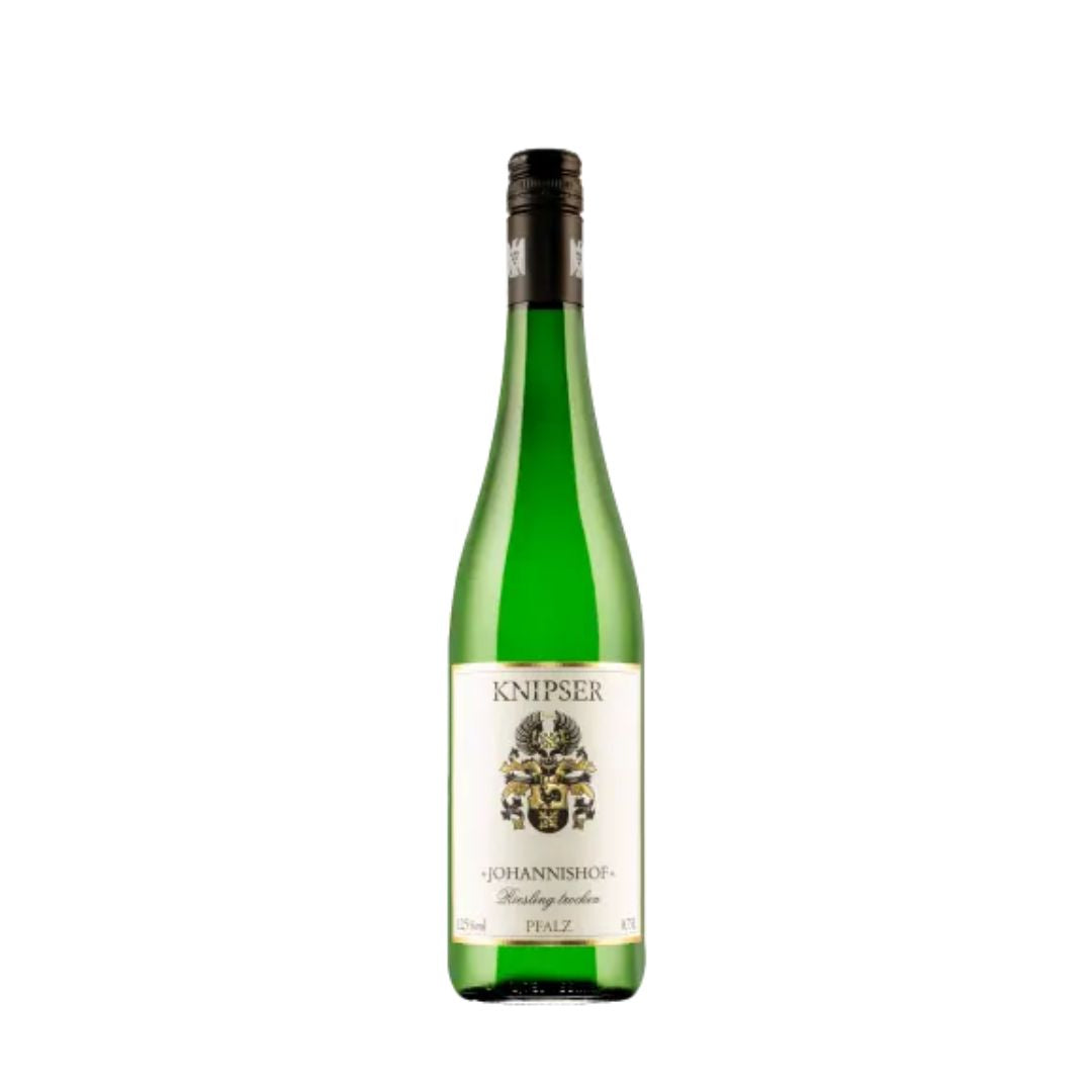 Eine grüne Flasche mit weißem Etikett und der Aufschrift "Weingut Knipser, Riesling Johannishof" steht aufrecht auf weißem Grund und zeigt diesen Pfälzer Riesling. Produkt: Weingut Knipser, Riesling Johannishof, 6 Flaschen.
