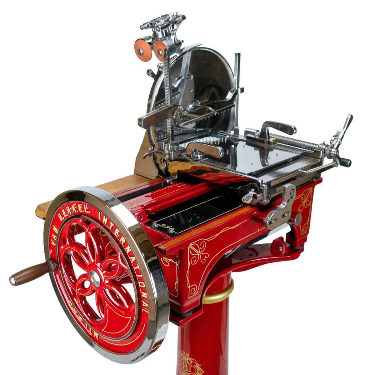 Eine nostalgische Schwungrad-Aufschnittmaschine vom Typ Berkel Volano L16 in Rot mit kunstvollen Verzierungen, einem großen rotierenden Messer und einer Handkurbel. Der Markenname „Berkel International“ ist deutlich auf dem Rad zu sehen. Diese Aufschnittmaschine ist elegant auf einem passenden Sockel mit einem handgefertigten Intarsienbrett montiert.
