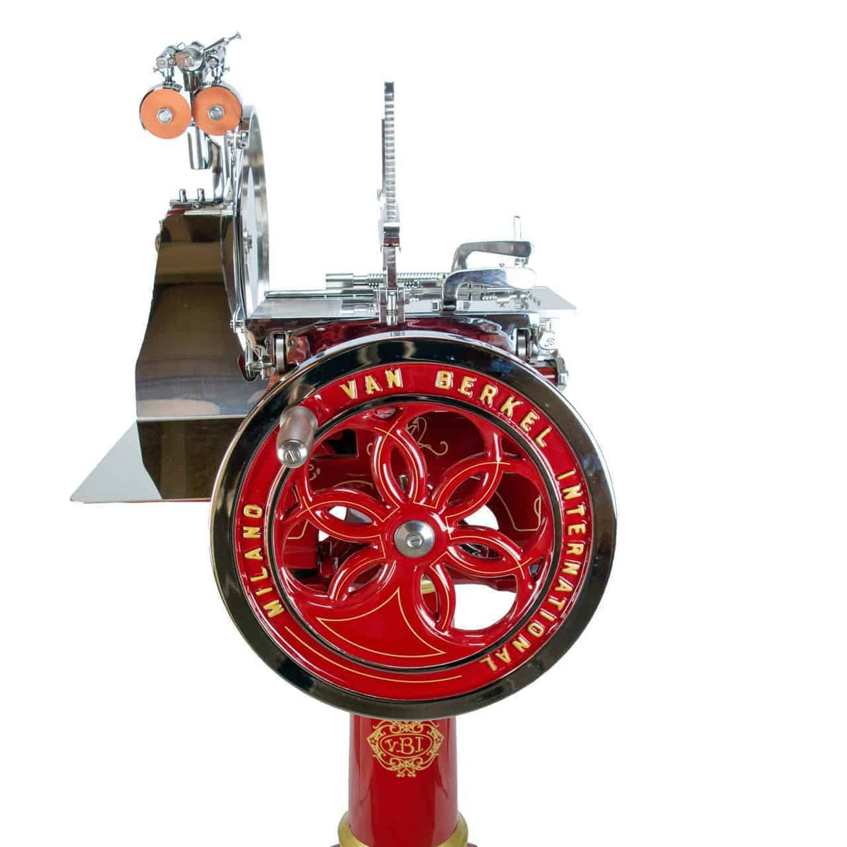 Ein roter Vintage-Fleischschneider mit aufwendiger Metallarbeit und einer Chromklinge, auf deren Rad die Marke „VAN BERKEL INTERNAZIONALE“ und „MILANO“ in goldenen Buchstaben deutlich zu sehen sind. Diese nostalgische Schwungrad-Aufschnittmaschine Berkel Volano L16 verfügt über eine Handkurbel, glänzende mechanische Komponenten und ein handgefertigtes Einlegebrett.