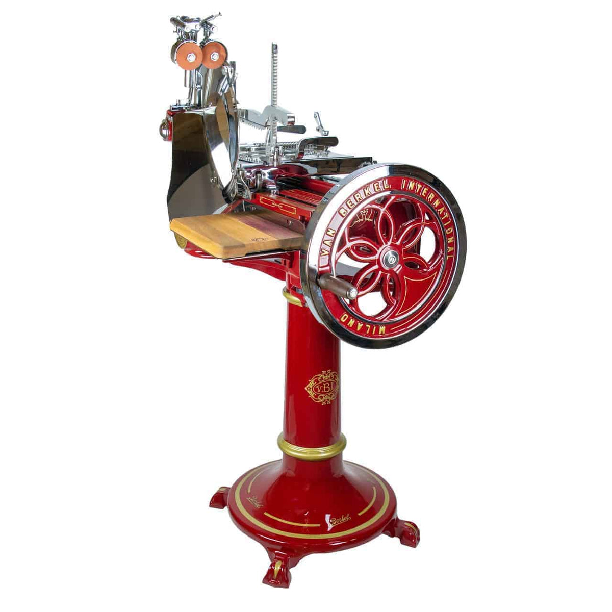 Eine klassische Berkel Volano L16 Schwungradmaschine in Rot mit Chromakzenten auf einem Standfuß. Der Allesschneider verfügt über ein großes Handkurbelrad mit dekorativem Text, eine hölzerne Schneidefläche (Einlagebrett Fassholz) und verschiedene scharfe Metallteile. Der Sockel weist kunstvolle Details auf und steht auf einem vierbeinigen Sockel.
