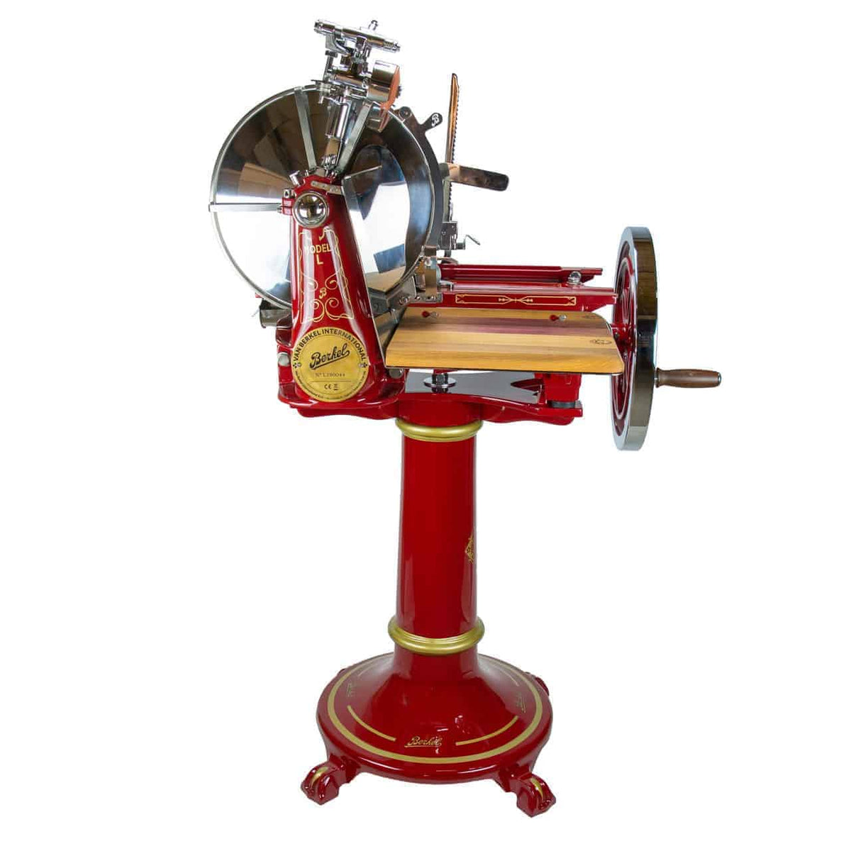 Die Berkel Volano L16 Schwungradmaschine in Rot, komplett mit Standfuß und Fassholz-Einlegeplatte, verfügt über ein Vintage-Handrad, eine Klinge und ein kunstvolles Design, das ihr ein klassisches, antikes Aussehen verleiht.