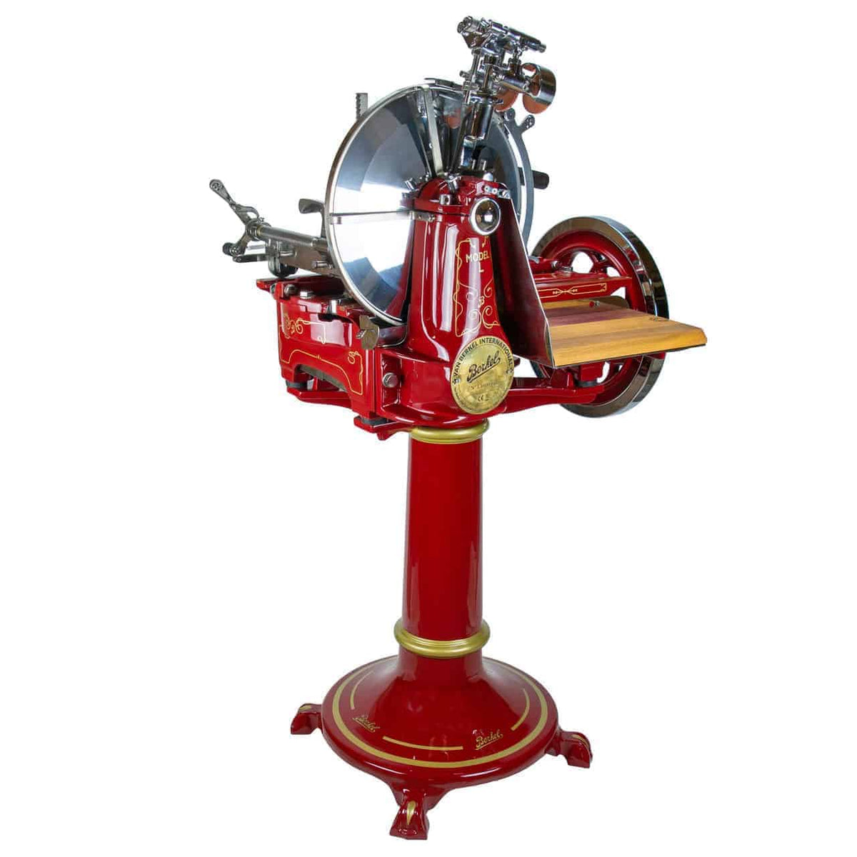 Die Berkel Volano L16 Schwungradmaschine, ein roter Vintage-Fleischschneider mit Handkurbel, ist mit aufwendigen Golddetails verziert und verfügt über ein rundes Messer, das auf einem eleganten Standfuß montiert ist. Dieses Modell zeigt aufwendige Metallarbeiten und verfügt über Holzakzente auf dem Einlagebrett aus Fassholz.