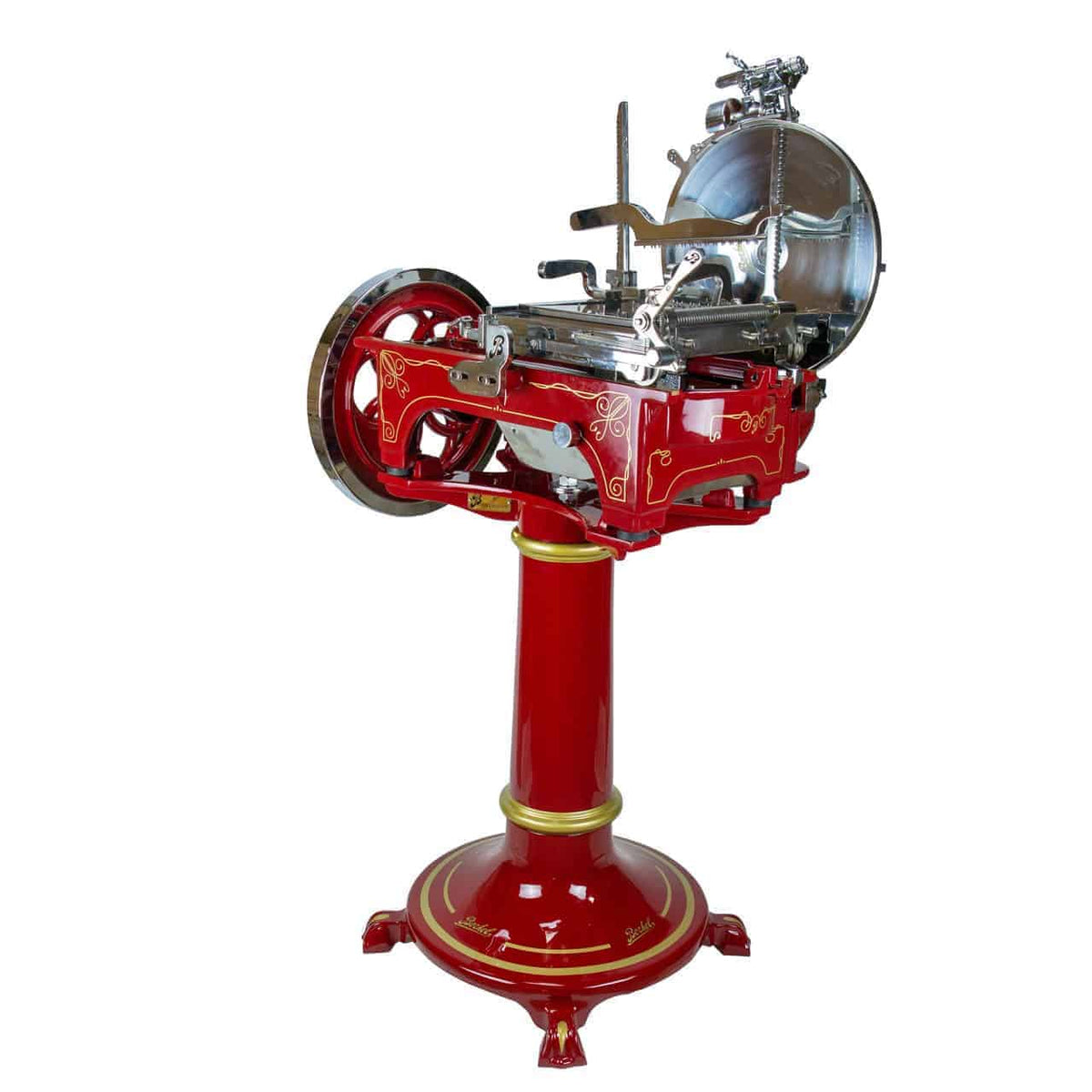 Eine Vintage-Schwungradmaschine Berkel Volano L16 in Rot, inklusive passendem Ständer und Fassholz-Einlegebrett. Diese Fleischschneidemaschine hat aufwendige Goldverzierungen auf ihrem Sockel und verfügt über ein großes, rundes Messer, das mit einem Handrad bedient wird. Die glänzende Metalloberfläche und das kunstvolle Design der Maschine verleihen ihr ein klassisches und antikes Aussehen.