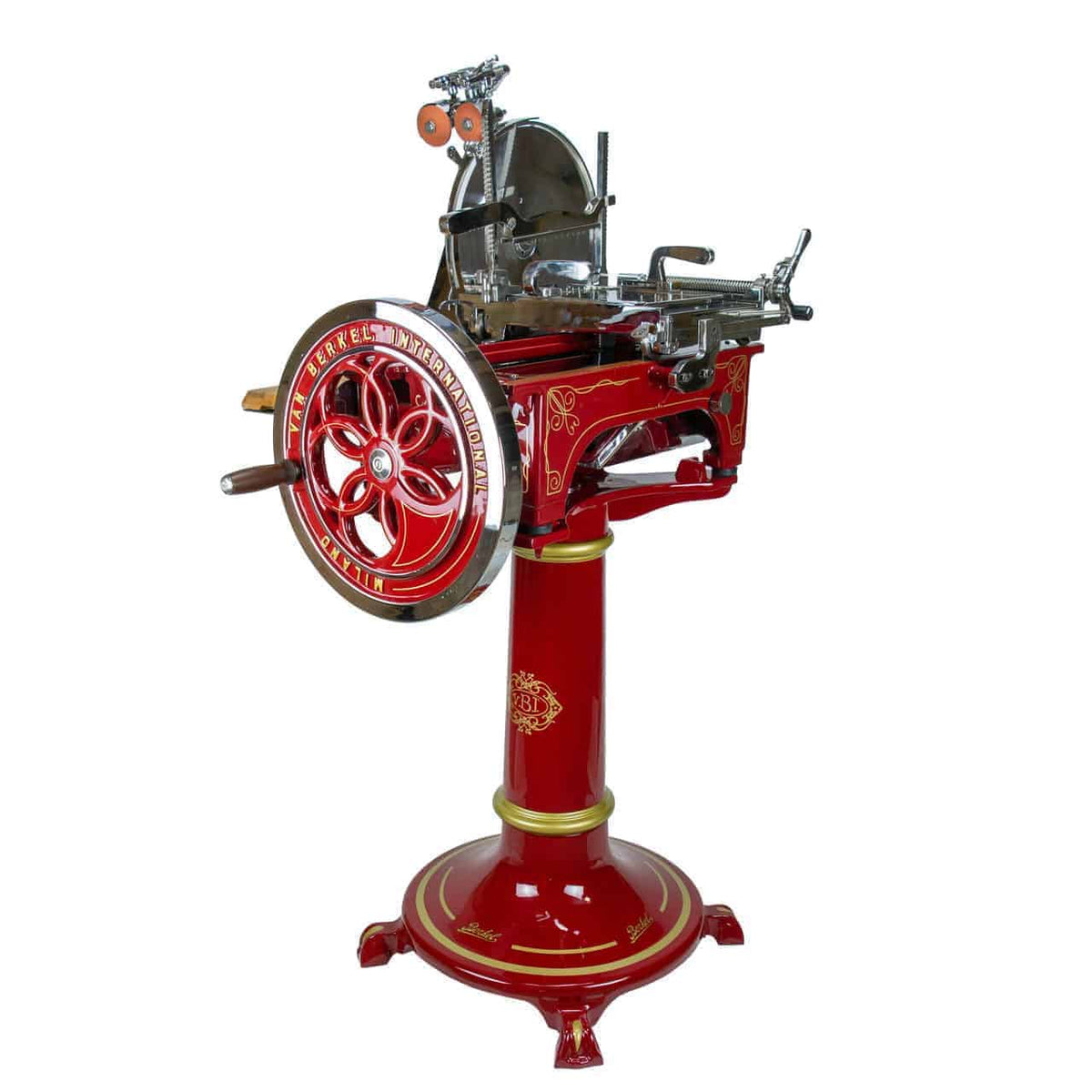 Eine klassische Berkel Volano L16 Schwungradmaschine in Rot, komplett mit Ständer und Fassholz-Einlegeplatte. Diese komplizierte Fleischschneidemaschine verfügt über ein großes Schwungrad mit Handkurbel, kreisförmigem Messer und verschiedenen Metallkomponenten zum Einstellen und Sichern des Fleisches.