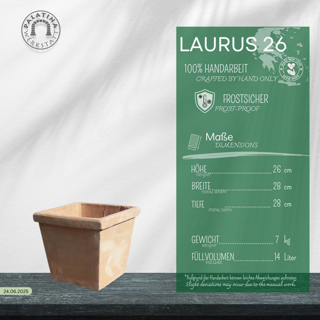 Ein Pflanztopf aus Terracotta "Laurus", eckig, H=26cm steht auf Holz neben einem grünen Infoboard, das "LAURUS 26" und Infos zur Handarbeit, Frostfestigkeit und Maße auf Deutsch zeigt.