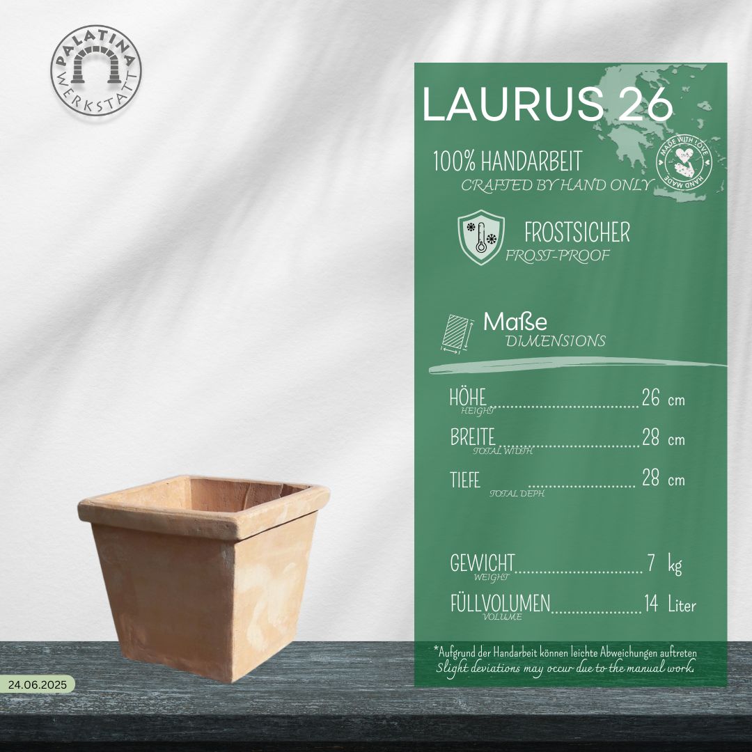 Ein Pflanztopf aus Terracotta "Laurus", eckig, H=26cm steht auf Holz neben einem grünen Infoboard, das "LAURUS 26" und Infos zur Handarbeit, Frostfestigkeit und Maße auf Deutsch zeigt.