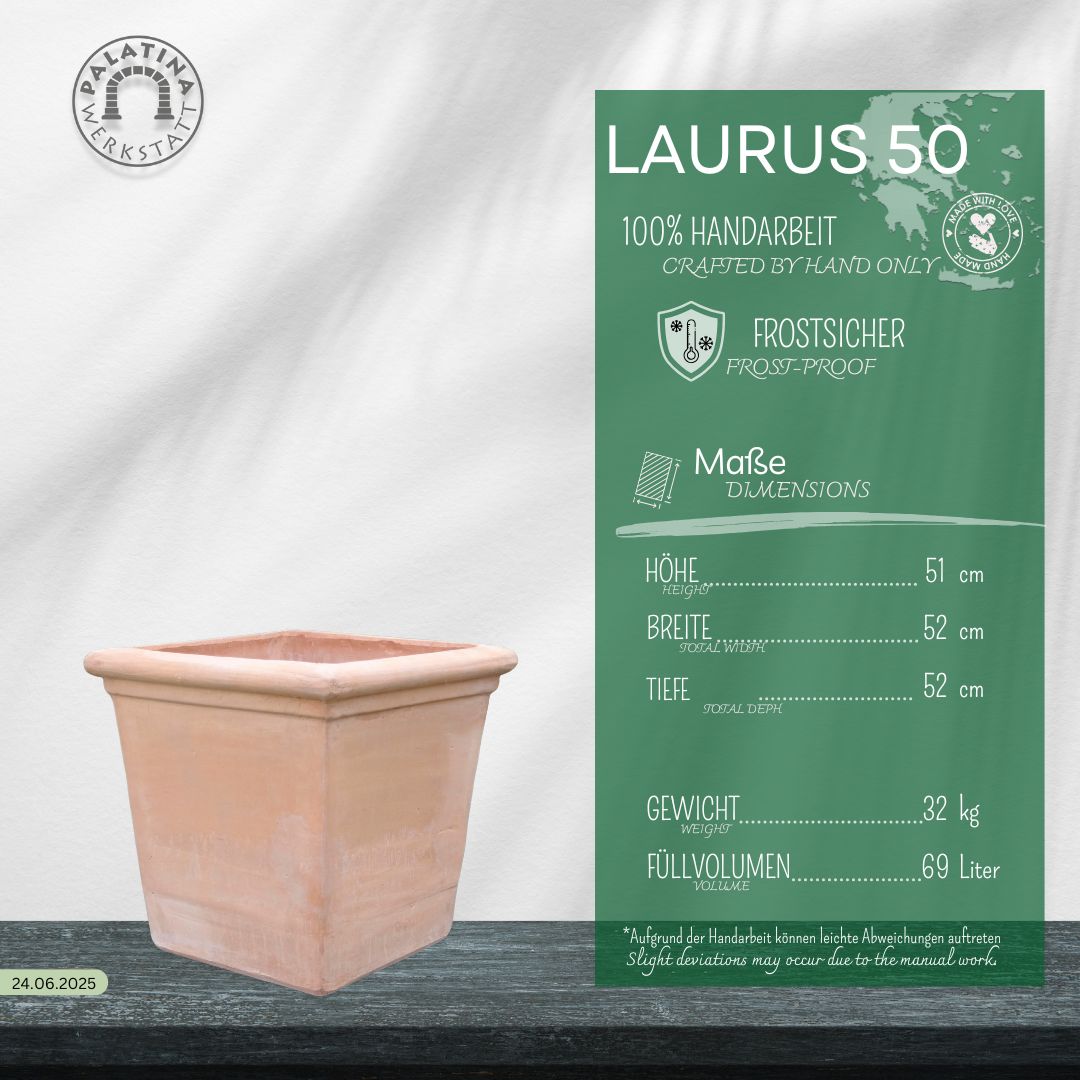 Ein Pflanztopf aus Terracotta "Laurus", eckig, H=26cm steht auf einer dunklen Holzfläche neben einem grünen Schild, auf dem sein Name, seine Maße, sein Gewicht und der Hinweis, dass er handgefertigt und frostsicher ist, stehen.