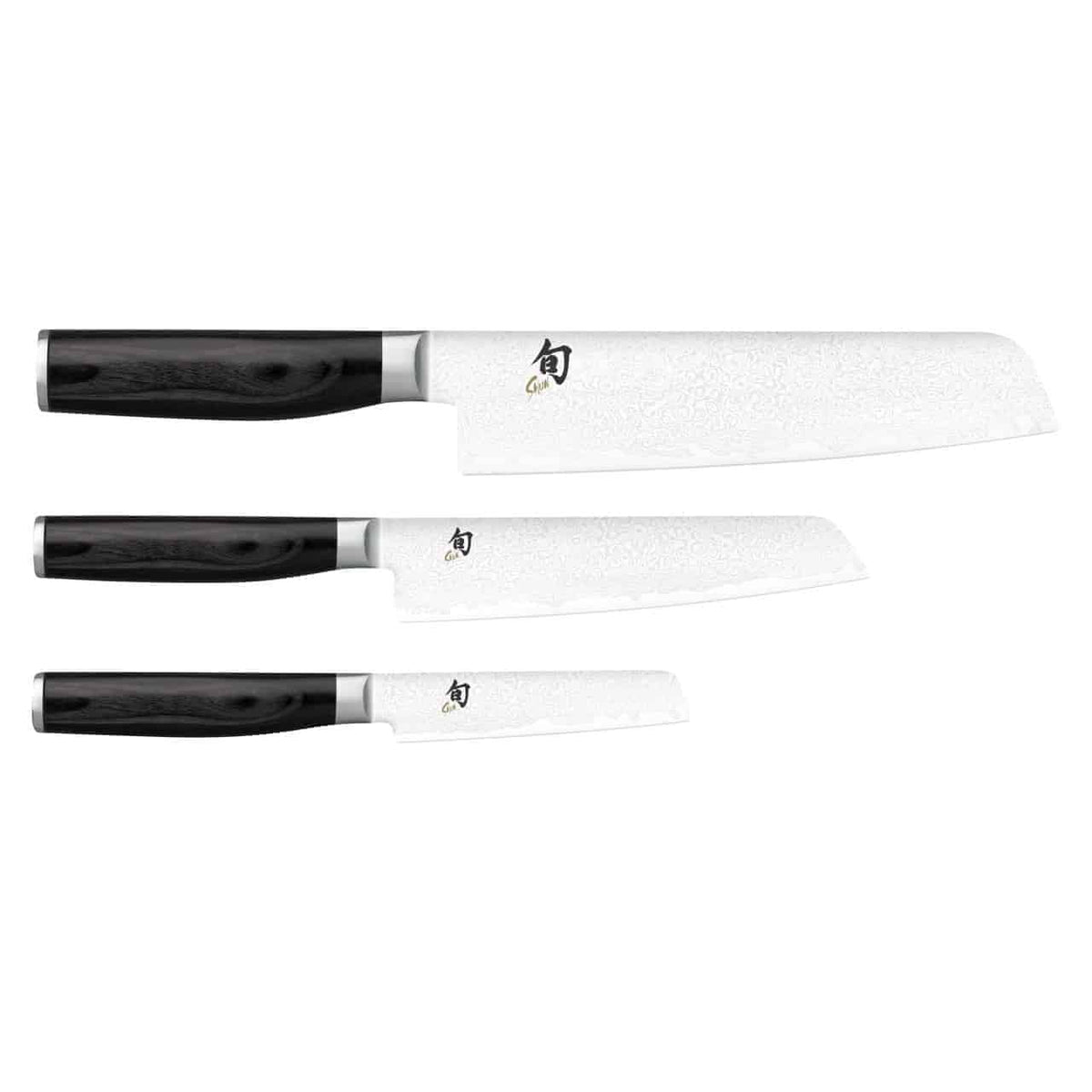 Drei glänzende Messer aus der KAI Shun Tim Mälzer Minamo-Kollektion (Modell TMM-0700-0701-0702) mit schwarzen Griffen, horizontal liegend. Das obere Messer ist das größte, gefolgt von einem mittelgroßen in der Mitte und einem kleineren unten. Jedes Messer verfügt über eine elegante silberne Klinge, die in der Nähe des Griffs mit einem subtilen japanischen Schriftzeichen verziert ist.