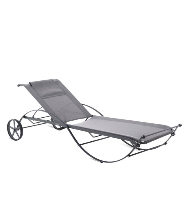 Die Liege Aurora in grafitgrau mit angenehmer Bespannung ist eine stilvolle Chaiselongue für den Außenbereich mit Metallrahmen, Sitz und Rückenlehne aus Stoff, einer verstellbaren Liegeposition und zwei kleinen Rädern an der Rückseite zum einfachen Bewegen.