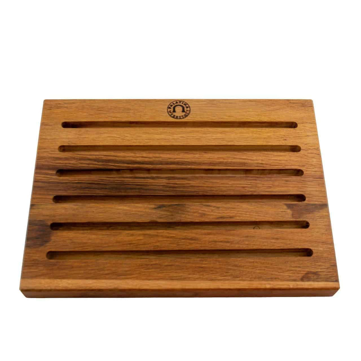 Ein rechteckiger Holzuntersetzer aus alten Fassdauben mit fünf gleichmäßig verteilten horizontalen Lamellen auf der Oberfläche. Das Holz hat eine warme, natürliche Oberfläche, die an den Griff des Nesmuk Exclusive C90-Kochmessers mit Olivenholzgriff erinnert, und oben in der Mitte ist ein kleines rundes Emblem eingraviert.
