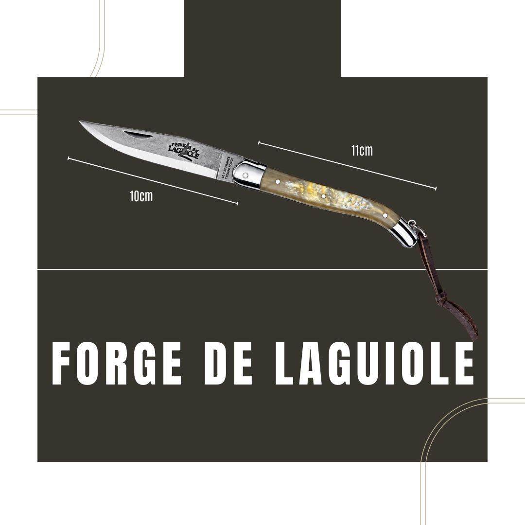 Ein Taschenmesser „Forge de Laguiole“ mit einer 11 cm langen Klinge aus Aubrac-Horn und der Bezeichnung „Brut de Forge“ ist vor einem dunklen Hintergrund zu sehen. Das Messer weist die charakteristische, rohe Klingenoberfläche auf und liegt waagerecht über dem Markenschriftzug.