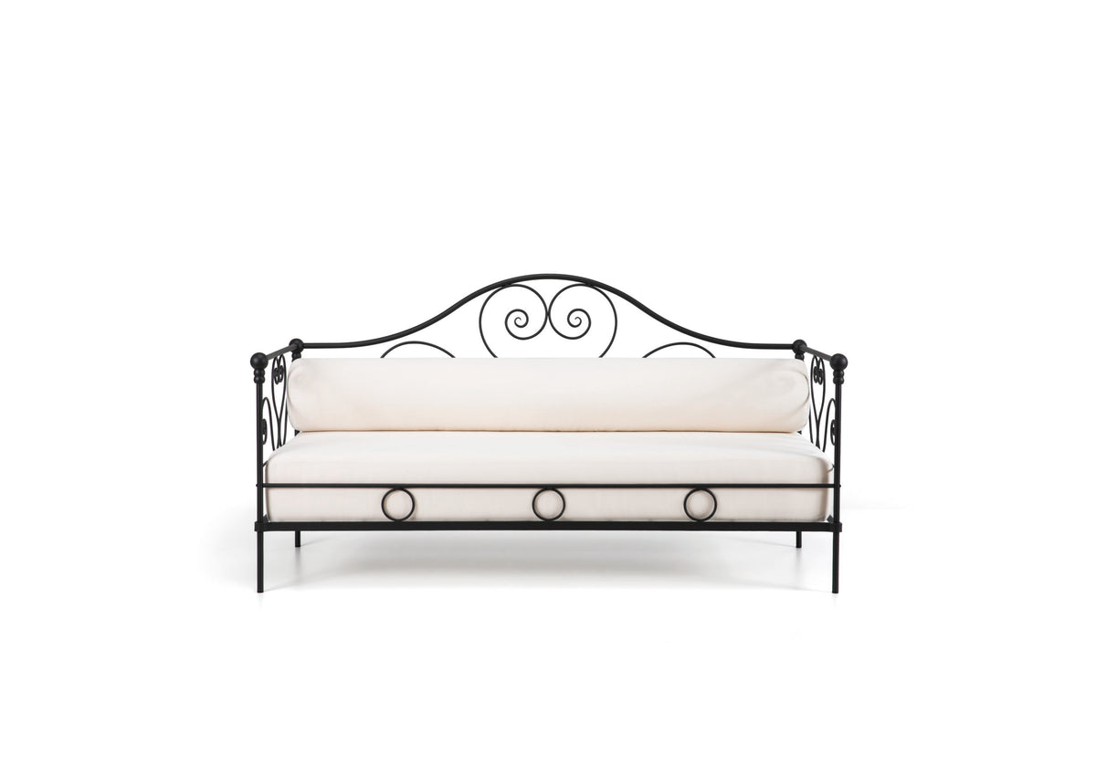 Elegantes Tagesbett aus Schmiedeeisen in Graphitgrau mit dekorativen Schnörkeln an der Oberseite und den Seiten, mit weiß gepolstertem Sitz und Rückenlehne. Das Sofa Aurora aus Eisen in Graphitgrau ist vor einem schlichten weißen Hintergrund fotografiert und vermittelt einen Hauch zeitloser Eleganz.