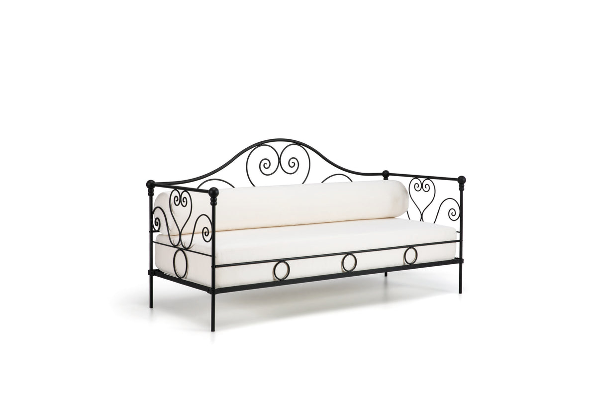 Das Sofa Aurora aus Eisen in Graphitgrau ist ein stilvolles Tagesbett mit einem schmiedeeisernen Rahmen mit aufwendigen Schnörkeln und kreisförmigen Mustern. Es verfügt über eine weiß gepolsterte Matratze und Nackenrollen und sieht wunderschön vor einem schlichten weißen Hintergrund aus.